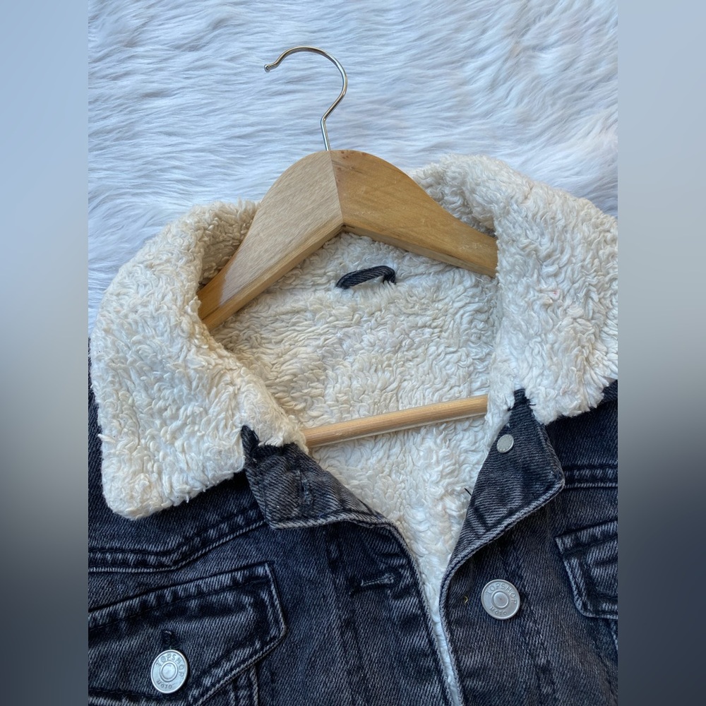 🌻TOPSHOP Oversized borg denim jacket
🌻bust-36
🌻sleevelength-23
🌻length-21 - Picture 5 of 6